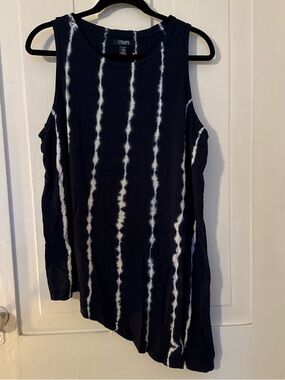 Chaps Navy and White Vertical Tie-Dye Sleeveless Tank